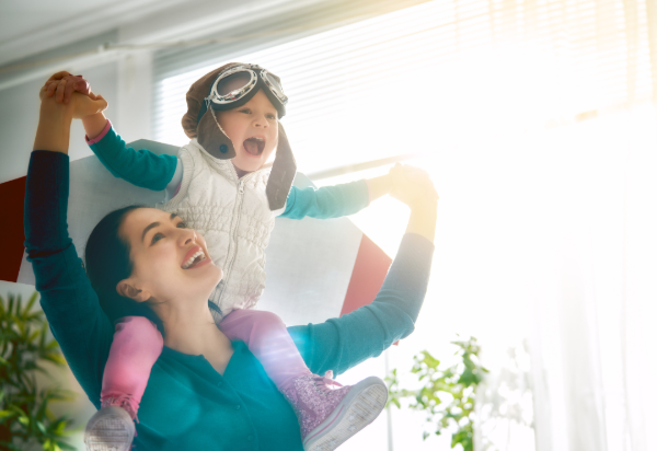 Les parents qui jouent avec leur enfant