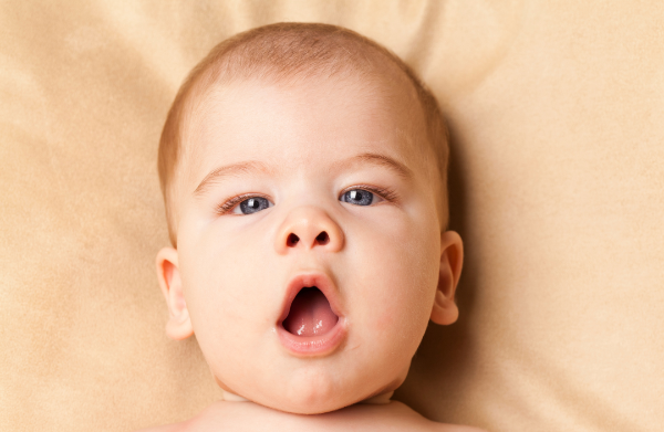 Babillage et autisme : comment repérer un retard ?